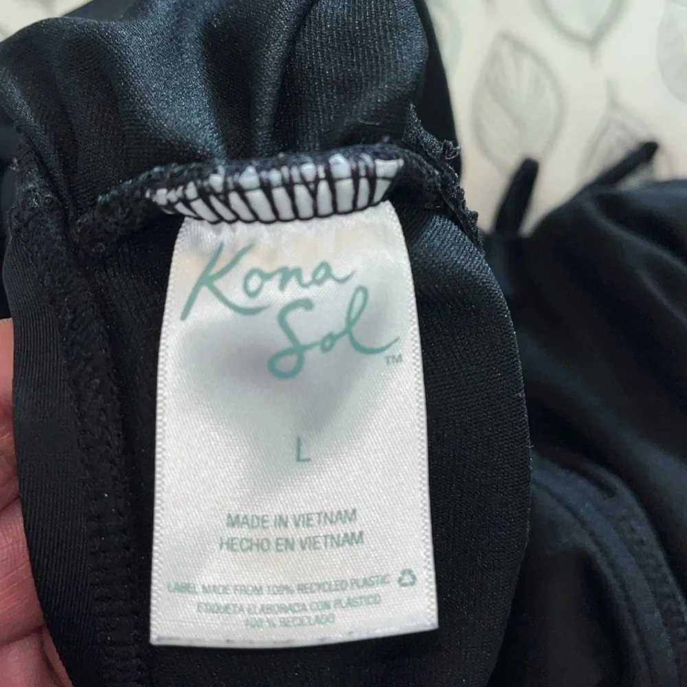 Kona Sol Women's Grommet Scallop Classic One Piece Swimsuit Size Large Black